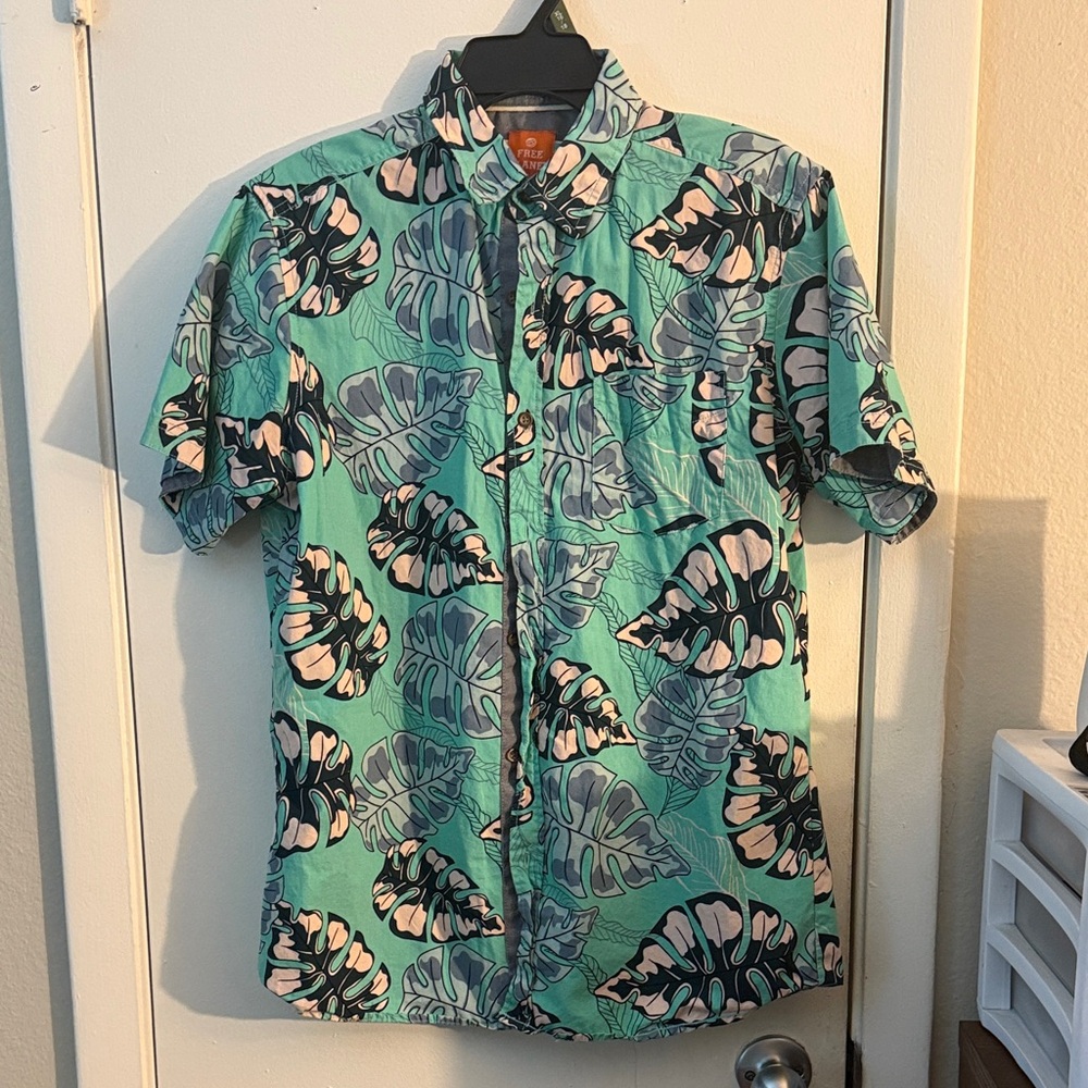 Free Planet Men's Green and Black Leaf Print Shirt